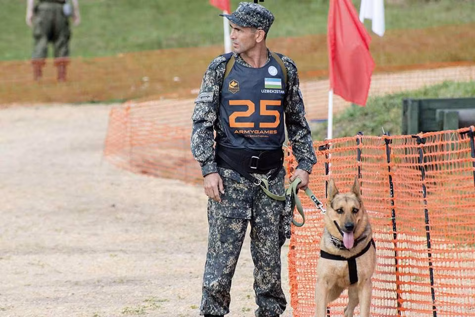 Đội thi Uzbekistan với chú chó chiến binh của mình. Nguồn ảnh: Armygame2017.