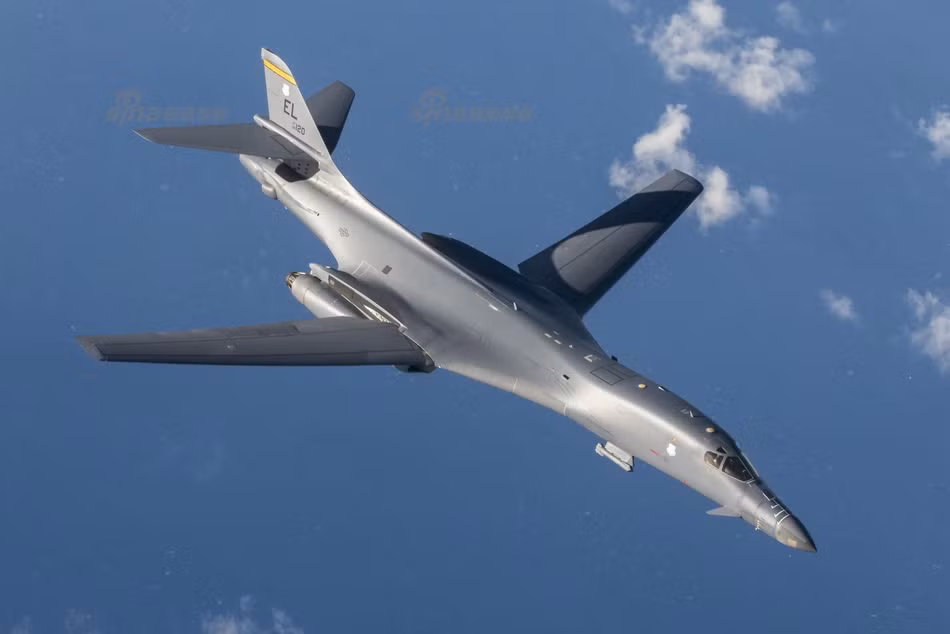 Máy bay ném bom B-1B Lancer có tổ bay gồm 4 người bao gồm hai phi công, sĩ quan chỉ huy tấn công và sĩ quan chỉ huy phòng thủ. Điểm đặc biệt nhất của chiếc máy bay ném bom chiến lược này đó là nó có thiết kế cánh cụp cánh xòe, giúp máy bay tăng tốc lên tới Mach 1,25 tương đương với khoảng 1.350 km/h ở độ cao 15.000 mét. Nguồn ảnh: Sina.