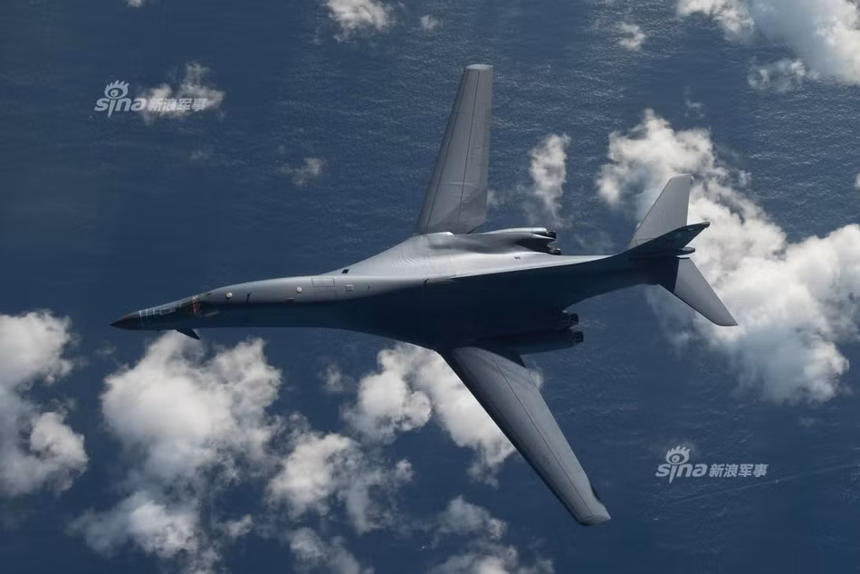 Các máy bay ném bom chiến lược B-1B Lancer được Mỹ triển khai từ căn cứ sân bay quân sự Anderson ở Guam tới Hàn Quốc từ hồi đầu tháng 7. Trước đó, cả Mỹ và Hàn Quốc đều tuyên bố rằng sự có mặt của B-1B Lancer tại Hàn Quốc là để phục vụ cho cuộc tập trận chung giữa không quân hai nước. Nguồn ảnh: Sina.