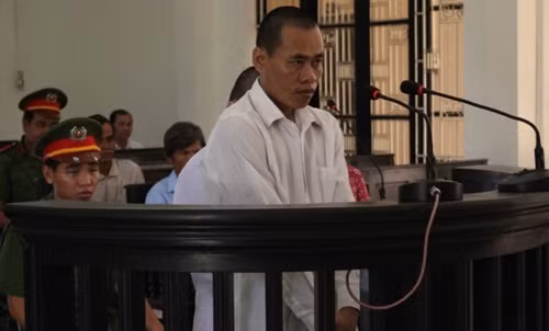 Kinh hoang: Ba lan cam dao vao phong tam hiep dam chau vo