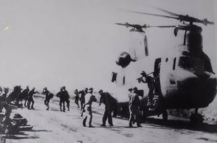 Chính vì sự hữu dụng của trực thăng vận tải Chinook mà sau 1975, Không quân Nhân dân Việt Nam đã tái sử dụng loại máy bay này (vũ khí chiến lợi phẩm). Trong ảnh, Chinook tham gia không vận bộ đội phục vụ chiến dịch phản công quân Khmer Đỏ trên biên giới Tây Nam. Nguồn ảnh: Bảo tàng Hậu cần