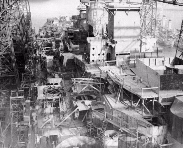 Tại Mặt trận Thái Bình Dương, thiết giáp hạm USS Missouri đã tham gia các trận đánh khá nổi tiếng như Iwo Jima và Okinawa. Sau thế chiến, thiết giáp hạm này tiếp tục tham gia chiến tranh Triều Tiên và được cho vào biên chế dự bị của Hải quân Mỹ từ năm 1955. Nguồn ảnh: War History Online.