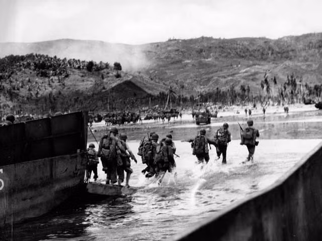 Tình hình của phía Nhật cũng không khá khẩm hơn là bao, do bị bao vây chặt, không một chuyến hàng tiếp tế nào bằng đường không và đường biển có thể tiếp cận được tới đảo. Thêm vào đó là thiệt hại ngày càng lớn, và việc mất liên lạc giữa phần phía Bắc và phía Nam của đảo khiến cho quân Nhật hoàn toàn rơi vào thế bị động trong hiệp đồng tác chiến. Nguồn ảnh: Battleo.