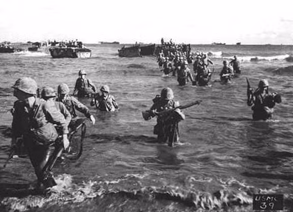 Phía Mỹ dù bị tấn công liên tục, chịu thiệt hại lớn nhưng bù lại có hỏa lực hổ trợ vượt trội với hàng trăm tàu chiến xung quanh đảo, thêm vào đó là các đợt thay quân được thực hiện liên tục giúp bù đắp lại sự suy giảm nghiêm trọng về thể lực và sức chiến đấu của các đơn vị đóng quân trên đảo. Nguồn ảnh: Pinterest.