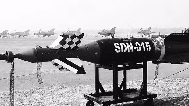 Có trọng lượng 450 kg, quả bom thông minh của Ấn Độ được dẫn đường bằng hệ thống lazer với khả năng ném trúng mục tiêu từ khoảng cách 9000 mét. và có độ lệch mục tiêu tối đa chỉ 10 mét. Nguồn ảnh: Sina.