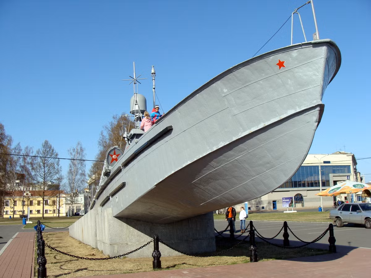 Dù hỏa lực có phần hạn chế, chỉ bao gồm 2 ống phóng lôi cỡ 450 mm và hai khẩu súng với cỡ nòng dưới 14,5 ly nhưng nếu sử dụng chiến thuật hợp lý, P 4 hoàn toàn có thể tiếp cận, áp sát và thậm chí là tiêu diệt đối phương. Nguồn ảnh: Wiki.