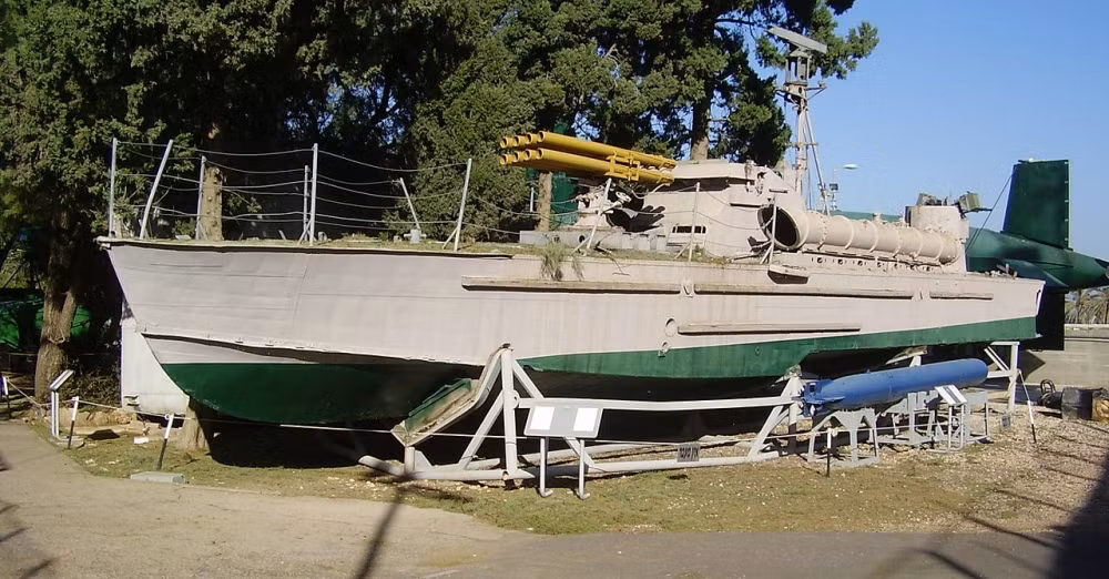 Về vũ khí các tàu phóng lôi P 4 được trang bị 2 ống phóng ngư lôi cỡ 450mm có tầm bắn lên đến 800m và 2 súng máy 12.7 ly hoặc 14.5 ly với tầm bắn từ 2.000 đến 4.000m. Nguồn ảnh: Military.