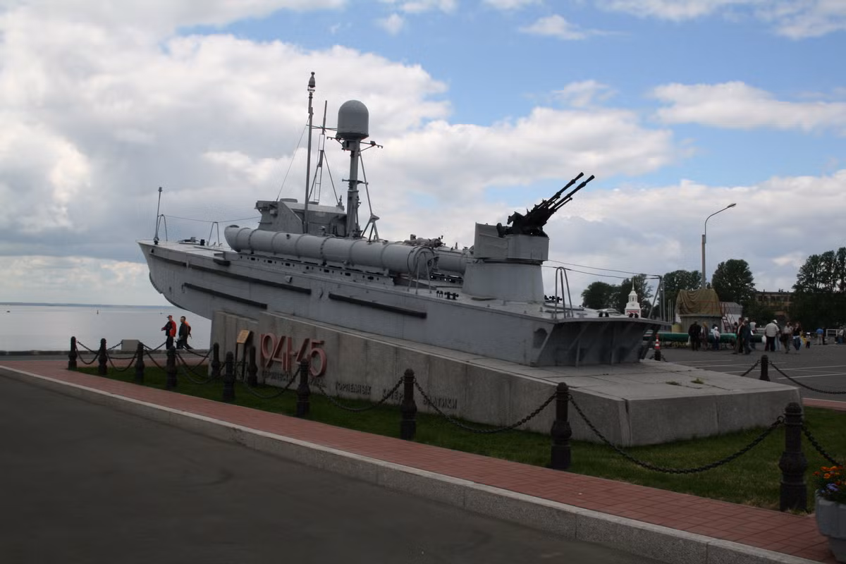 Trong giao tranh tầm gần, P 4 với độ cơ động tốt của mình hoàn toàn có thể sử dụng chiến thuật "bầy sói" với số lượng lớn để áp đảo đối phương. Do đó cũng không có gì quá đặc biệt khi biên đội tàu phóng lôi P 4 của Hải quân Việt Nam có thể đả thương được chiến hạm Mỹ. Nguồn ảnh: Wiki.