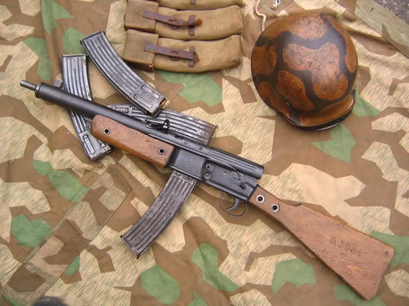 Bắt đầu được sản xuất hàng loạt vào những ngày tháng cuối cùng của cuộc chiến, chỉ có khoảng vài trăm khẩu VG1-5 Volksturm được hoàn thành. Khẩu súng này có cơ chế bắn đặc biệt khi toàn bộ bộ phận hộp khóa nòng đều giật lùi lại sau mỗi phát bắn. Nguồn ảnh: Weapon.