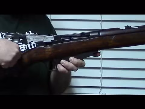 Một cái tên khác đến từ Mỹ là súng trường Lee Navy 1895 được trang bị cho lực lượng hải quân nước này vào đầu thế kỷ 20. Lee Navy là mẫu súng trường bắn từng phát một với cơ chế lên đạn khá đặc biệt, tuy nhiên thiết kế này vô hình chung lại tạo nên nhược điểm cho nó. Nguồn ảnh: Youtube.