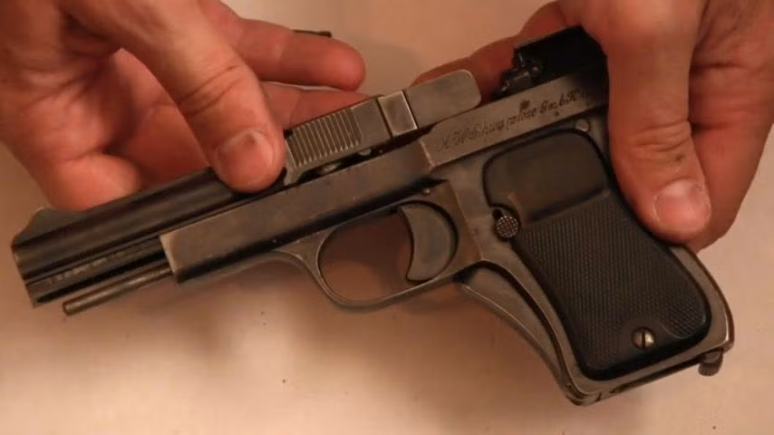 Cái tên cuối cùng là khẩu súng lục của Đế chế Đức Schwarzlose 1908 được ra đời từ năm 1908 và sản xuất trong khoảng thời gian 1908 tới 1911. Khẩu súng này có cơ chế lên đạn hoàn toàn ngược đời so với các khẩu súng lục cùng thời và càng ngược hơn so với các mẫu súng lục ngày nay. Nguồn ảnh: Full.