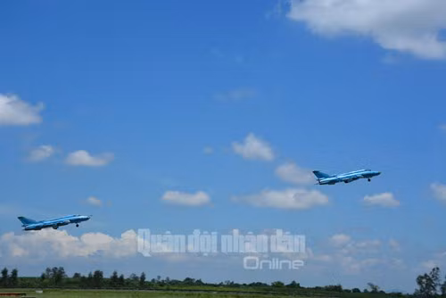 Biên đội SU-22 xuất kích hướng về mục tiêu mặt đất tại trường bắn Như Xuân.
