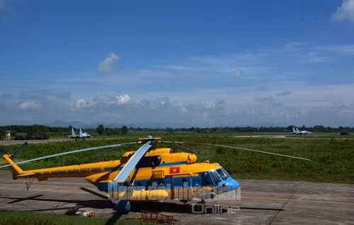 Phía xa trên đường băng là biên đội SU-30MK2 chuẩn bị cất cánh thực hiện nhiệm vụ công kích mục tiêu.