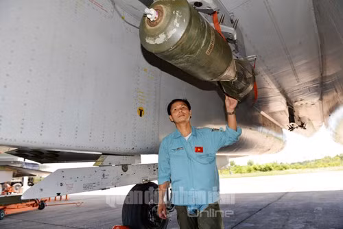 Một điểm mới trong hội thao năm nay là phi công công kích mục tiêu mặt đất hoặc bằng bom và rốc-két, hoặc bằng bom và pháo.