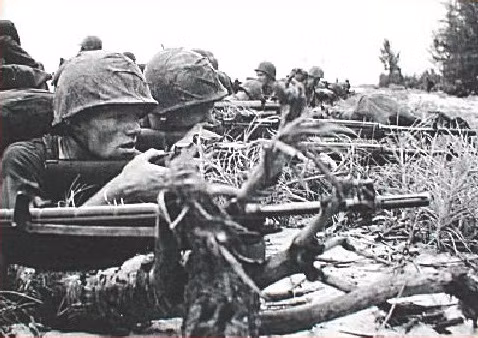 Trận Vạn Tường cũng là trận đánh đầu tiên khiến lính Mỹ bớt "tự tin" khi đặt chân tới chiến trường Việt Nam. Sau Vạn Tường, binh lính Mỹ nhận ra rằng lối đánh du kích của Việt Nam giống hệt thậm chí là có phần hoàn thiện hơn nhiều so với lối đánh bất ngờ của quân Nhật trong Chiến tranh Thế giới thứ hai. Nguồn ảnh: Time.