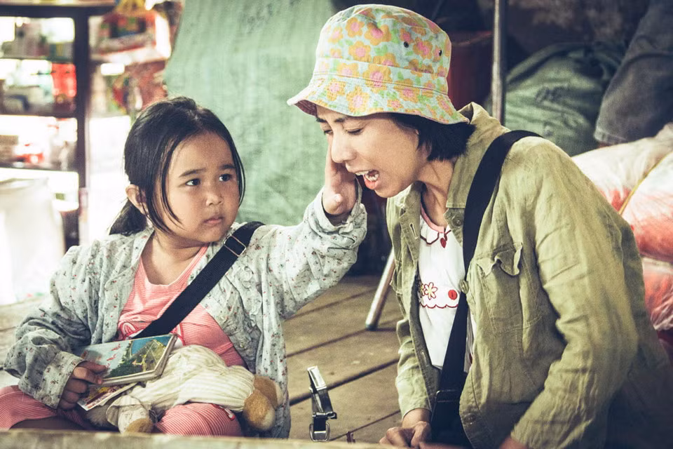 Thu Trang: Từ chỗ hay chỉ sắm vai phụ, “hoa hậu hài” Thu Trang có cơ hội đảm nhận kép chính của bộ phim Nắng (2016). Câu chuyện cảm động về hai mẹ con Mưa - Nắng chuyên đi bán vé số đã chạm đến tim của đông đảo khán giả, dù cũng có người cho rằng phim vay mượn ý tưởng từ Điều kỳ diệu tại phòng giam số 7 của Hàn Quốc. Bất chấp điều đó, Nắng vẫn thu gần 70 tỷ đồng, và chuẩn bị ra tiếp phần hai trong kỳ nghỉ 2/9 năm nay. Với cá nhân Thu Trang, cô còn một phim nữa cũng ra rạp vào tháng 9 là Chí Phèo ngoại truyện. Ảnh: Galaxy.