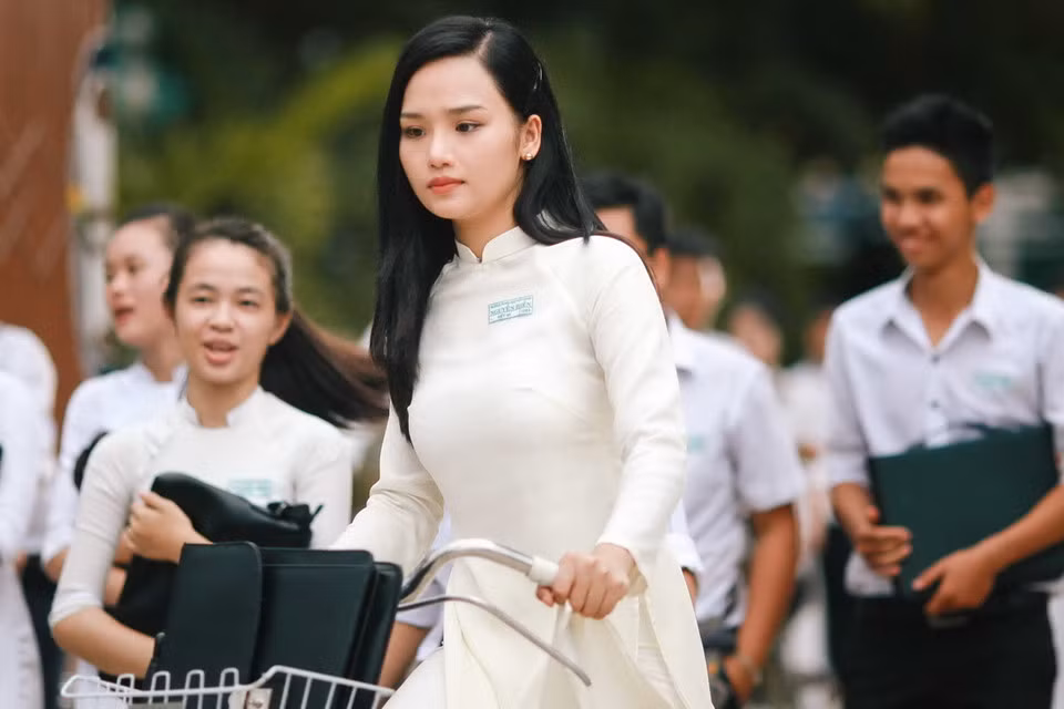 Miu Lê: Từng được đạo diễn Lê Hoàng phát hiện, Miu Lê biến thành ngôi sao phòng vé Việt kể từ Em là bà nội của anh (2015) - bộ phim làm lại từ Miss Granny (2014) của Hàn Quốc và có doanh thu trên 100 tỷ đồng. Sau hơn một năm im ắng, nữ diễn viên trẻ có sự trở lại mạnh mẽ trong năm nay. Đầu năm, Bạn gái tôi là sếp thu 16 tỷ đồng chỉ sau bốn ngày trình chiếu, Cô gái đến từ hôm qua mới thông báo đã đạt hơn một triệu lượt vé. Sắp tới, Miu Lê sẽ góp mặt trong Nắng 2 - phần tiếp theo của bộ phim cảm động năm 2015 - vào dịp nghỉ lễ 2/9. Ảnh: CJ E&amp;M.