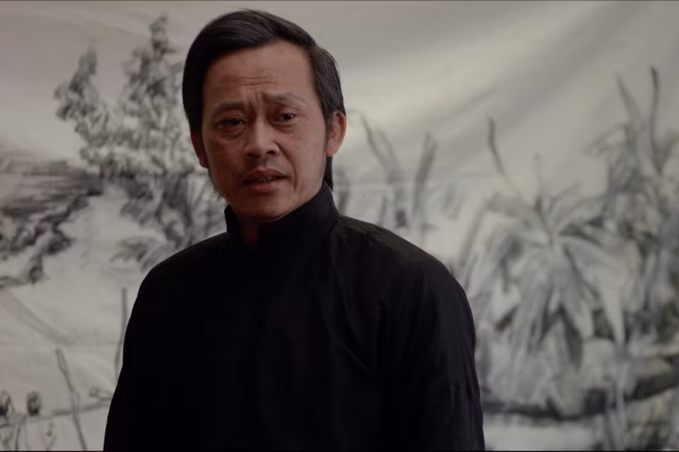 NSƯT Hoài Linh: Nam diễn viên sinh năm 1969 là cái tên giúp cho hàng loạt tác phẩm hài hước bình dân trở nên ăn khách trong hơn 10 năm qua, như Bóng ma học đường (2011), Hello cô Ba (2012), Gia sư nữ quái (2012), Nhà có năm nàng tiên (2013), Năm sau con lại về (2014), Quý tử bất đắc dĩ (2015), Tía tui là cao thủ (2016)… Gần đây, ông nỗ lực làm mới mình với tác phẩm cảm động Dạ cổ hoài lang (2017), nhưng chưa thực sự thành công. Nhìn chung, ngoại hình gần gũi, lối diễn xuất chân chất, cộng thêm lượng fan đông đảo qua nhiều năm, giúp Hoài Linh là một “thế lực” đáng nể tại phòng vé Việt. Ảnh: Golden Screen.