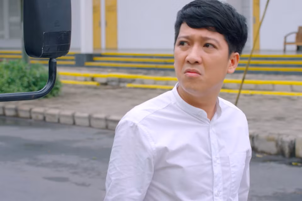 Trường Giang: Từ chỗ là cái tên hút khách tại các sân khấu hài, chàng “Mười Khó” lấn sân lên màn ảnh rộng trong khoảng ba năm qua và gặt hái những thành công không ngờ tới. Đóng chung với Lý Hải trong Lật mặt (2015) là bước đi vững chắc đầu tiên, và 49 ngày cùng Già gân, mỹ nhân và găng tơ giúp Trường Giang trở thành gương mặt ăn khách mới tại phòng vé Việt. Trong năm 2016, anh chỉ tham gia một dự án điện ảnh duy nhất là Taxi, em tên gì? với Angela Phương Trinh. Còn với 49 ngày 2 (2017), nam diễn viên chỉ đóng vai trò khách mời (cameo). Ảnh: Galaxy.