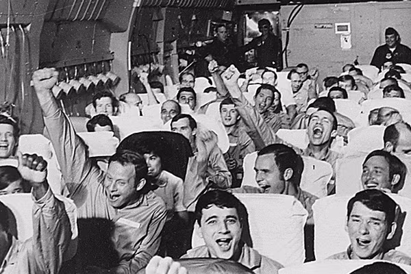 Sau khi Hiệp định Paris được ký kết vào năm 1973, hơn 20.000 lính Mỹ bắt đầu rút quân về nước. Trong số đó, có cả các tù binh chiến tranh, tù binh phi công Mỹ bị ta bắt giữ từ năm 1965 khi Mỹ bắt đầu cuộc chiến tranh phá hoại miền Bắc Việt Nam. Nguồn ảnh: Achive.