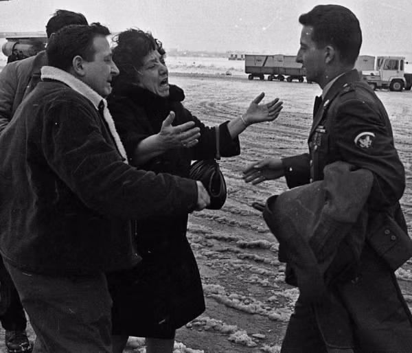 Một lính Mỹ còn khá trẻ trở về nhà trong vòng tay gia đình sau một thời gian dài tham chiến trên chiến trường Việt Nam. Nguồn ảnh: Achive.