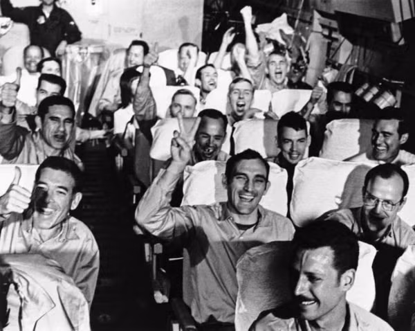 Chuyến bay C-141 với toàn những tù binh phi công Mỹ cất cánh từ sân bay Gia Lâm bay thẳng tới đảo Guam trước khi tái nạp nhiên liệu, bay trở về Mỹ với tâm trạng không thể vui hơ...Nhưng liệu ký ức ám ảnh về chiến tranh của họ có chấm dứt sau khi chiếc máy bay này hạ cánh xuống nước Mỹ. Nguồn ảnh: Achive.