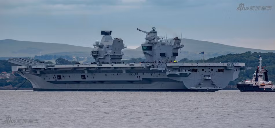Điểm đặc biệt và dễ nhận biết nhất của chiếc tàu sân bay này chính là nó có tới hai tháp chỉ huy. Trong đó, một tháp chỉ huy có nhiệm vụ điều khiển tàu sân bay, tháp còn lại được sử dụng như tháp không lưu, điều khiển mọi hoạt động của các máy bay trên tàu. Nguồn ảnh: Sina.