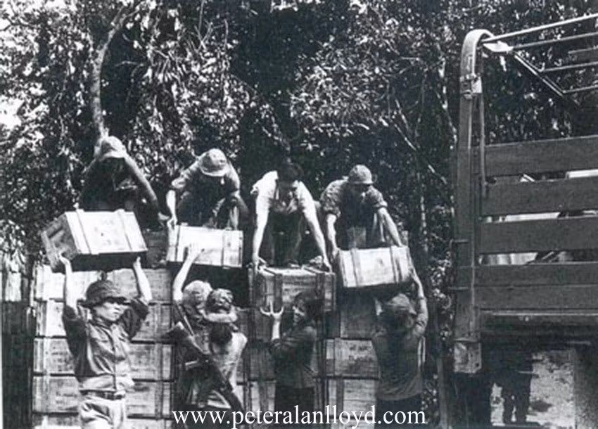 Mặc dù vậy, Lào và Campuchia lại là hai quốc gia có tính chất trung lập trong Chiến tranh Việt Nam. Cụ thể, quốc hội Mỹ không cho phép Quân đội Mỹ leo thang chiến tranh trên lãnh thổ Lào và Campuchia, do đó họ không thể can thiệp vào khu vực này một cách trực tiếp. Ảnh: Lực lượng vận tải Việt Nam trên tuyến đường Hồ Chí Minh. Nguồn ảnh: Peteralan.