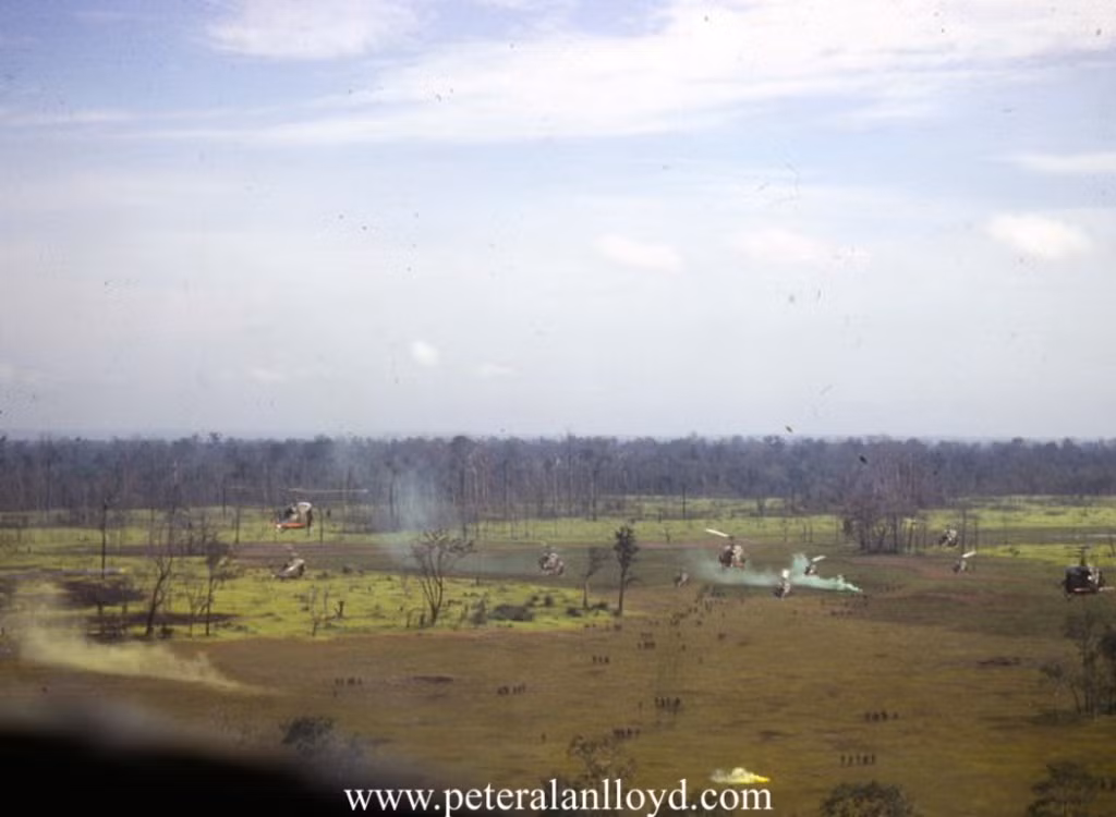 Các nhiệm vụ chính của SOG trên lãnh thổ hạ Lào và Campuchia đó là tiến hành chiến tranh tâm lý chiến, thăm dò, do thám, chỉ điểm và phá hoại tuyến đường mòn Hồ Chí Minh. Các hoạt động này hoàn toàn không được chính phủ hoặc Quốc hội Mỹ thông qua mà được SOG nhận lệnh trực tiếp từ Lầu Năm Góc. Nguồn ảnh: Peteralan.