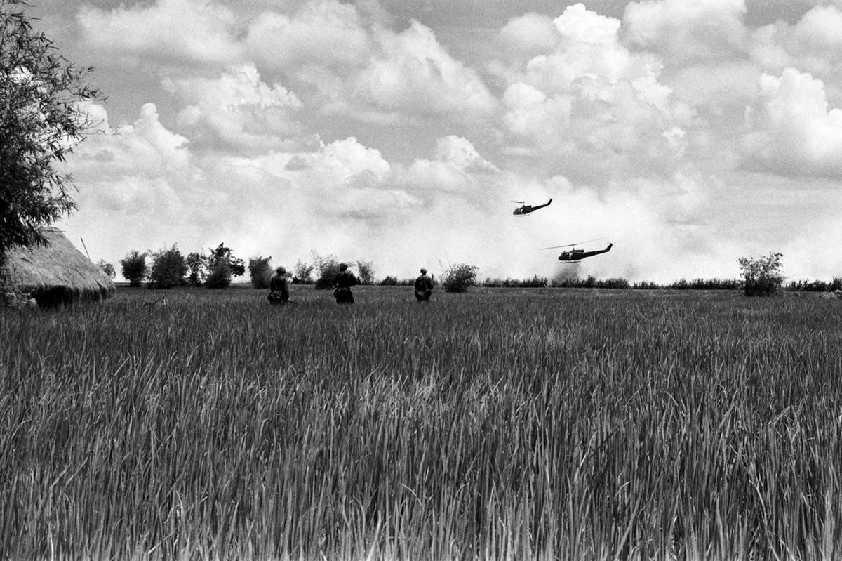 Ngoài ra, việc "hành quân chiến đấu" trong Chiến tranh Thế giới thứ hai cũng khác hoàn toàn so với hành quân chiến đấu trên chiến trường Việt Nam vì ở Việt Nam, binh lính Mỹ có thể bị tấn công ngay cả khi họ đang hành quân ở những vùng được coi là "vùng xanh", hoàn toàn an toàn. Nguồn ảnh: Theatlantic.