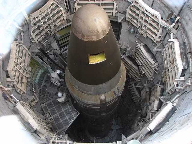 Mỹ gần như tương đương với tổng cộng 6780 đầu đạn hạt nhân với 1740 đầu đạn đã được triển khai, 2740 đầu đạn dự trữ và 2300 đầu đạn đã hết hạn. Và giống Nga, số vũ khí hạt nhân của Mỹ cũng được triển khai trên đa nền tảng. Nguồn ảnh: Global.