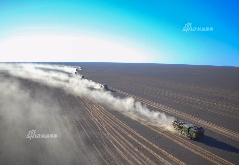 Mặc dù được phát triển từ Buk, tuy nhiên giới quan sát cho rằng tên lửa HQ-16 của Trung Quốc vượt trội hơn Buk ở một số điểm. HQ-16 có khả năng tiêu diệt mục tiêu ở độ cao tối thiểu 3,5 km và tối đa là 18 km. Ngoài ra, loại tên lửa này còn có khả năng bay theo lộ trình độ cao cực thấp để tránh bị phát hiện hoặc đánh chặn, khi tới gần mục tiêu nó sẽ tự động đổi lộ trình hướng lên. Nguồn ảnh: Sina.