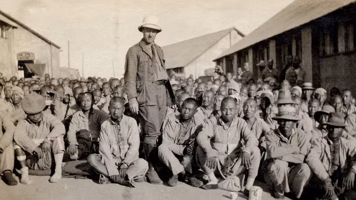 Những người dân phu này phải trải qua cuộc hành trình kéo dài tới 3 tháng bằng tàu hỏa hoặc bằng tàu thủy để tới được Ai Cập, Tây Ấn Độ, hoặc thậm chí là lâu hơn để tới được Anh và Pháp. Khi này châu Âu đã kiệt sức sau nhiều năm chiến tranh tàn khốc và đây là lực lượng lao động "quý như vàng" đối với Anh và Pháp lúc bấy giờ. Nguồn ảnh: Jonathan.