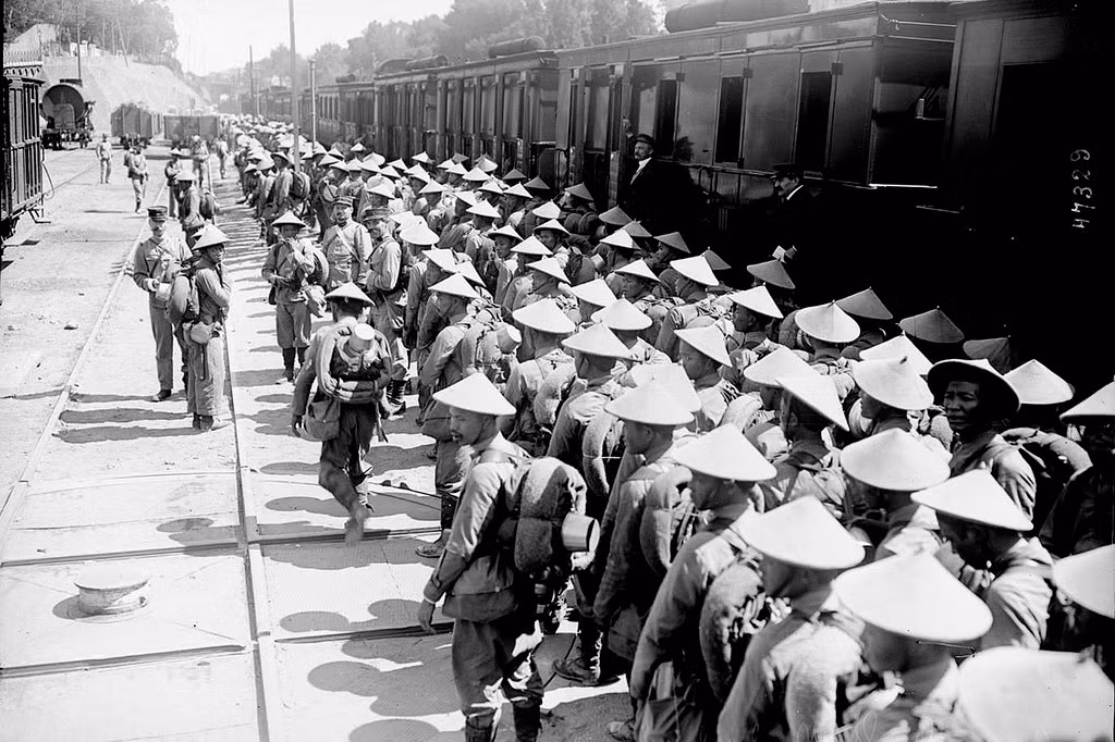 Nếu như Trung Quốc đưa lính sang chiến đấu và làm công nhân cho Anh và Pháp thì những người lính An Nam lại chủ yếu xuất hiện ở châu Âu với tư cách người lính chiến. Ảnh: Những người lính An Nam đặt chân tới châu Âu sau hơn 3 tháng trời ngồi xe lửa. Nguồn ảnh: Saineer.