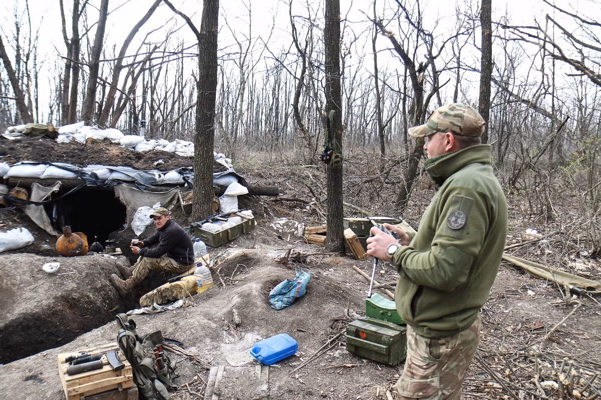 Ngoài việc đường hào được xây dựng sâu, hầm trú ẩn cũng được xây dựng rất kiên cố với gỗ lát trần và bao cát đắp dầy lên phía trên. Tuy nhiên nói là như vậy nhưng thiết kế của những boong ke chiến đấu của Quân đội Ukraine ở miền đông nước này chưa bao giờ đạt chuẩn như thế. Nguồn ảnh: Daily Mail.