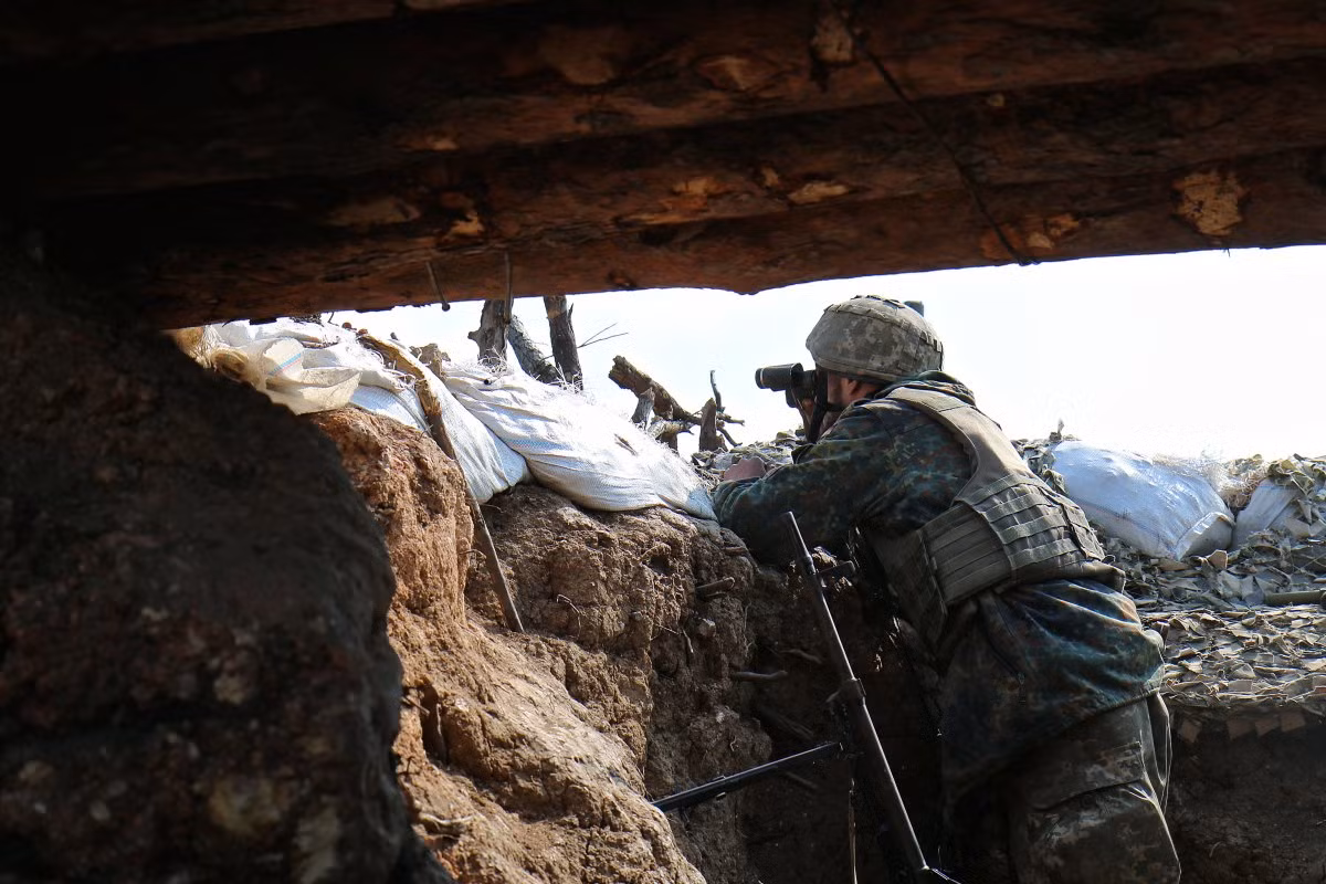 Binh lính Ukraine chiến đấu bên trong chiến hào. Nguồn ảnh: Daily Mail.