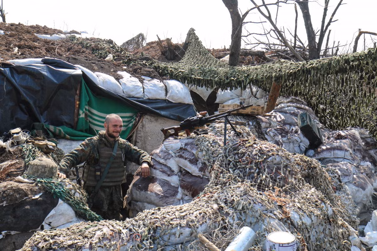 Một góc chiến hào hiếm hoi được phủ những bao cát dày để tăng khả năng bảo vệ cho một căn hầm chính, nhưng nhìn chung chúng chỉ mang tính đối phó hơn là có tác dụng thực chiến. Nguồn ảnh: Daily Mail.