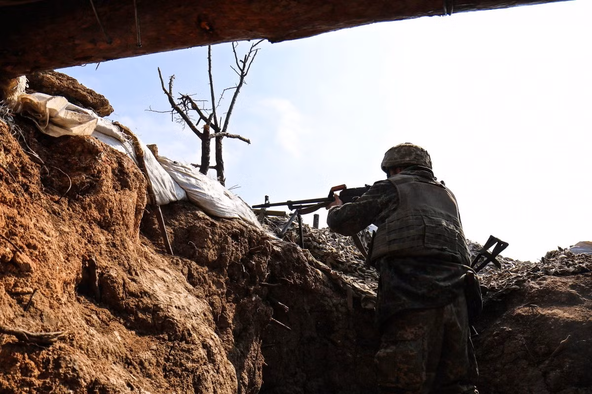 Đoạn hào này không hề được ốp ván che các đoạn đất đã đào, điều này đồng nghĩa với việc nếu bị pháo kích hoặc đơn giản chỉ là mưa lớn, đất sẽ xụt hết xuống chân hào. Không rõ chúng sẽ tồn tại được bao lâu. Nguồn ảnh: Daily Mail.