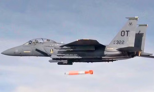 Cuộc thử nghiệm loại bom nguyên tử B61 biến thể 12 hay còn gọi tắt là bom B61-12 diễn ra từ đầu tháng 8 vừa rồi, nhưng mới được phía Mỹ công bố ngày hôm qua. Điều đáng nói ở đây đó là quả bom B61-12 được thả từ máy bay chiến đấu chiến thuật F-15C. Nguồn ảnh: Zero.