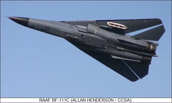 F-111 cánh cụp cánh xòe có tốc độ tối đa lên tới Mach 2,5, nhanh gấp... 2,5 lần những chiến đấu cơ MiG-21 của Việt Nam trong thời kỳ kháng chiến chống Mỹ. Ngoài ra, F-111 còn có tầm bay lên tới 5900 km, trần bay kinh hoàng tới 20 km khiến các phi công Mỹ tin rằng họ sẽ không thể bị bắn hạ khi ngồi trên chiếc chiến đấu cơ này. Ảnh: F-111 khi cụp cánh hết cỡ. Nguồn ảnh: Vector.