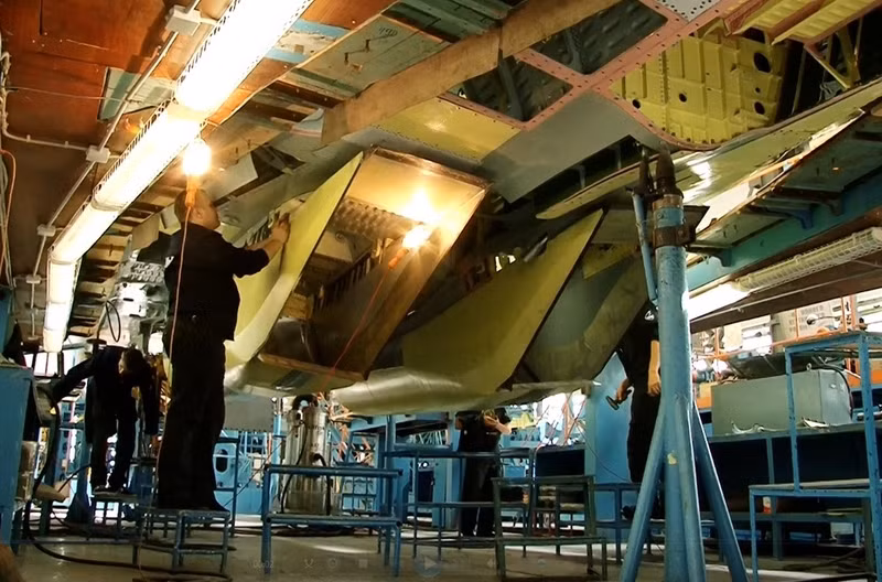 Trọng lượng rỗng của chiếc chiến đấu cơ này vào khoảng 21,8 tấn trong khi nó có thể cất cánh với trọng lượng tối đa khoảng 46,2 tấn, nghĩa là hơn gấp đôi. Nguồn ảnh: EngRu.