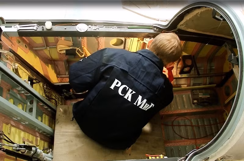 MiG-31 có phi hành đoàn 2 người bao gồm 1 phi công chính và 1 sĩ quan điều khiển vũ khí. Chiều dài của chiếc chiến đấu cơ này vào khoảng 22,62 mét, sải cánh rộng 13,4 mét và có diện tích mặt cánh 61,6 mét vuông. Ảnh: Khoang lái của MiG-31 trong quá trình nâng cấp. Nguồn ảnh: EngRu.