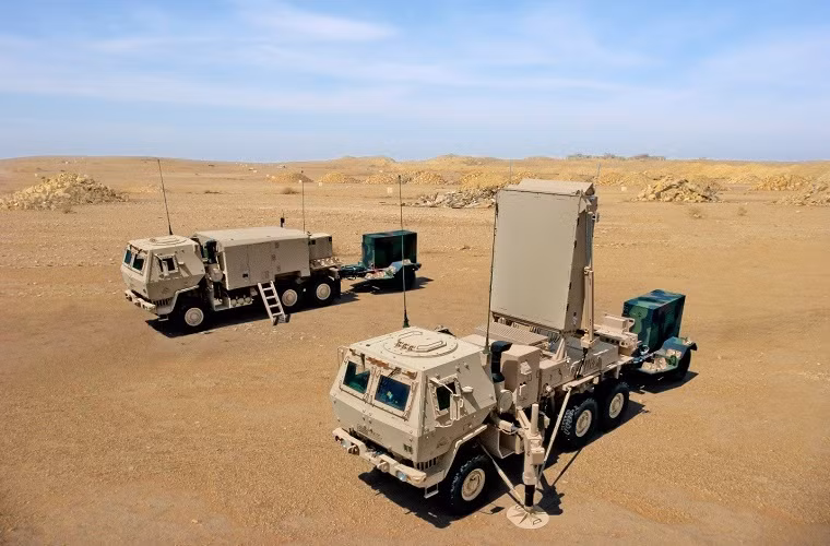 Cận cảnh hệ thống radar phản pháo AN/TPQ-53 mà Singapore đặt mua từ Mỹ, mỗi hệ thống gồm có hai xe với một xe radar di động và một xe chỉ huy di động, cả đều được trang bị hệ thống máy phát điện riêng. Nguồn ảnh: Missiles and Space.