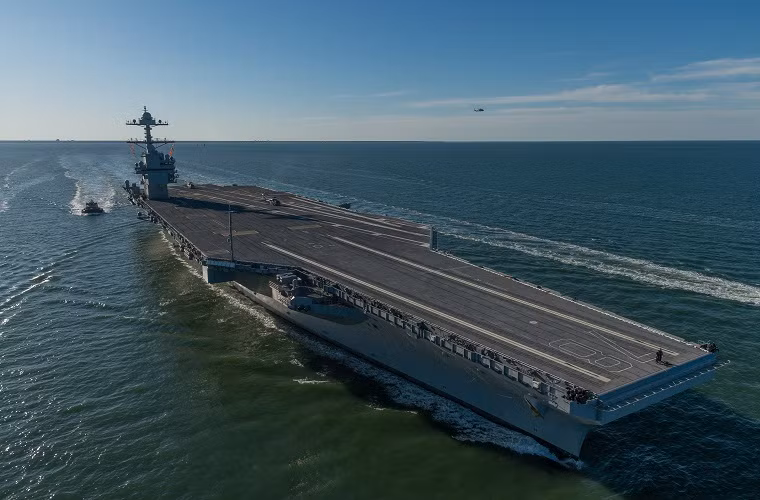 USS Gerald R. Ford có thể mang theo tối đa 75 chiến đấu cơ các loại. Tàu sân bay này cũng sử dụng hệ thống phóng máy bay kiểu mới hoạt động bằng điện từ, hứa hẹn sẽ hiệu quả hơn so với máy phóng hơi nước kiểu cũ. Nguồn ảnh: Captain.
