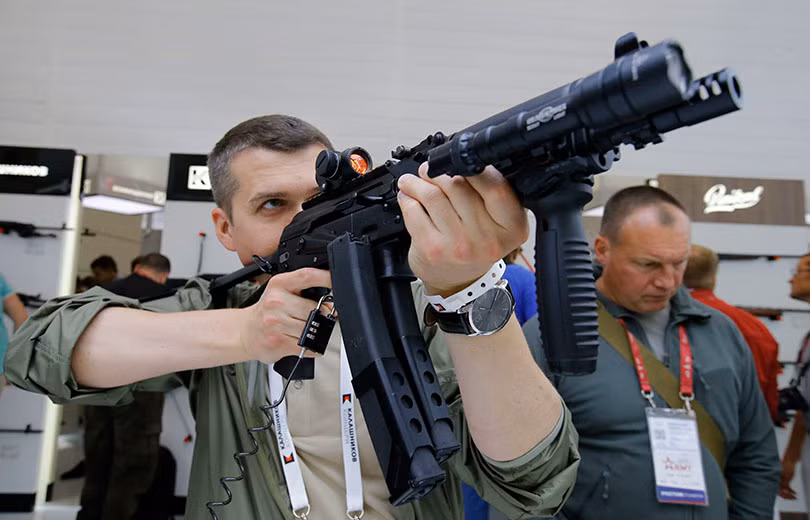 Cận cảnh súng tiểu liên Vityaz-SN với thiết kế siêu gọn nhẹ có tốc độ bắn cực nhanh lên tới 750 viên/phút và đặc biệt là nó sử dụng đạn tiêu chuẩn 9mm. Nguồn ảnh: Kalashnikov.