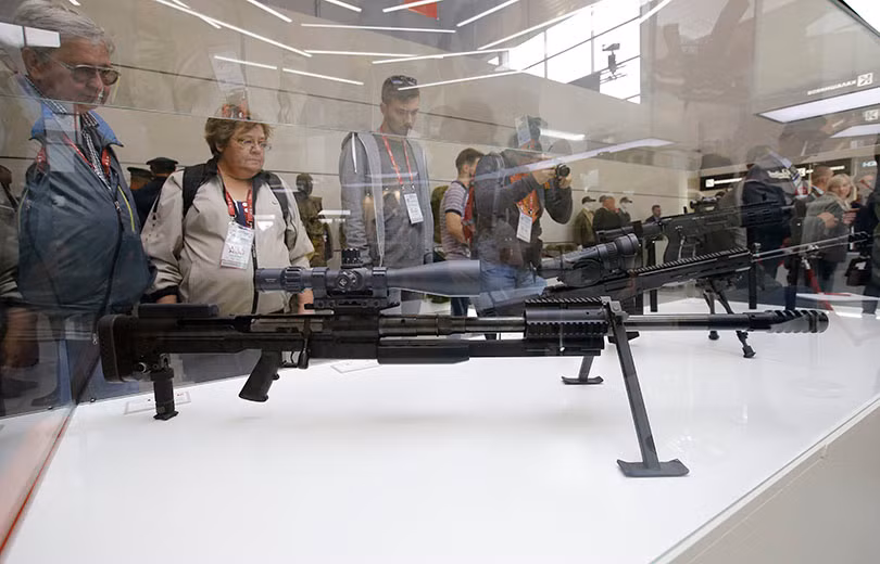 Gian trưng bày súng bắn tỉa cỡ nòng 12,7 mm của Kalashnikov với khả năng hạ gục đối tượng chỉ bằng một phát bắn ở khoảng cách hàng ngàn mét, nó cũng có thể được sử dụng để tấn công các phương tiện cơ giới hạn nhé hoặc xe bọc thép chở quân thông thường với đạn xuyên giáp 12.7mm. Nguồn ảnh: Kalashnikov.