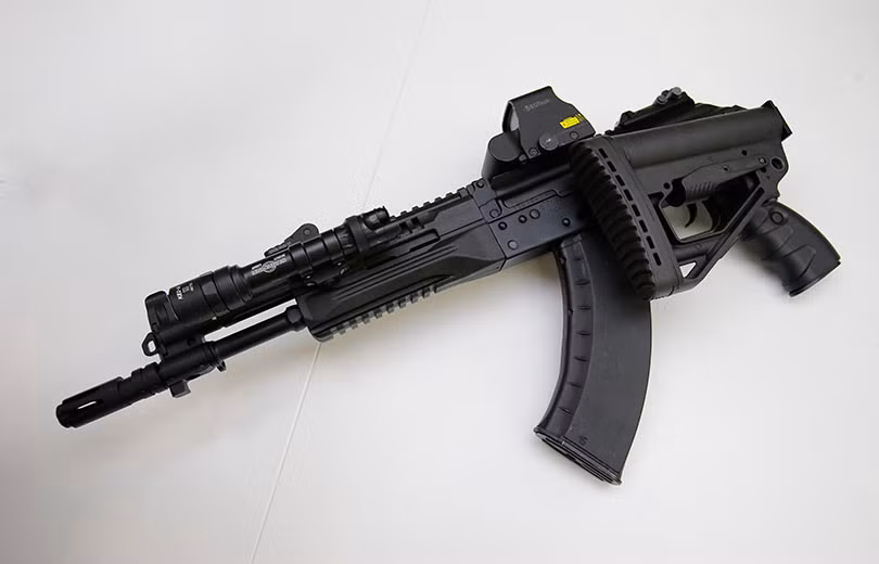 Với việc sử dụng cỡ đạn 7,62mm, khẩu AK-15 sẽ cho uy lực bắn cực kỳ khủng khiếp. Tuy nhiên, bù lại thì độ giật của súng cũng lớn hơn, khó kiểm soát hơn khi bắn liên thanh. Nguồn ảnh: Kalashnikov.