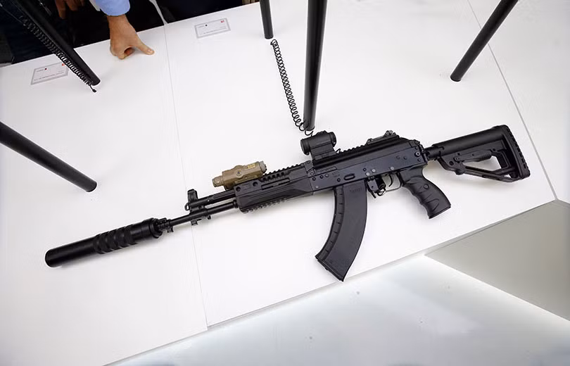 Súng trường tiến công AK-15 với ống giảm thanh, chỉ thị mục tiêu laze và kính ngắm chấm đỏ (Red dot). Nguồn ảnh: Kalashnikov.