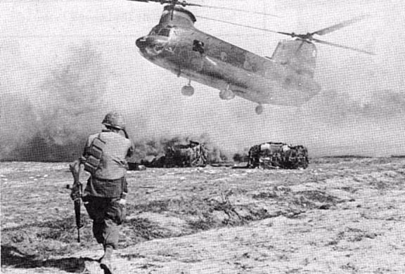 Trực thăng Chinook sử dụng 2 động cơ Lycoming với công suất tổng cộng khoảng 9500 mã lực. Hai cánh quạt của trực thăng này có đường kính lên tới 18,3 mét, cho phép chiếc máy bay cất cánh được với trọng lượng tối đa lên tới 22,6 tấn. Nguồn ảnh: Pinterest.