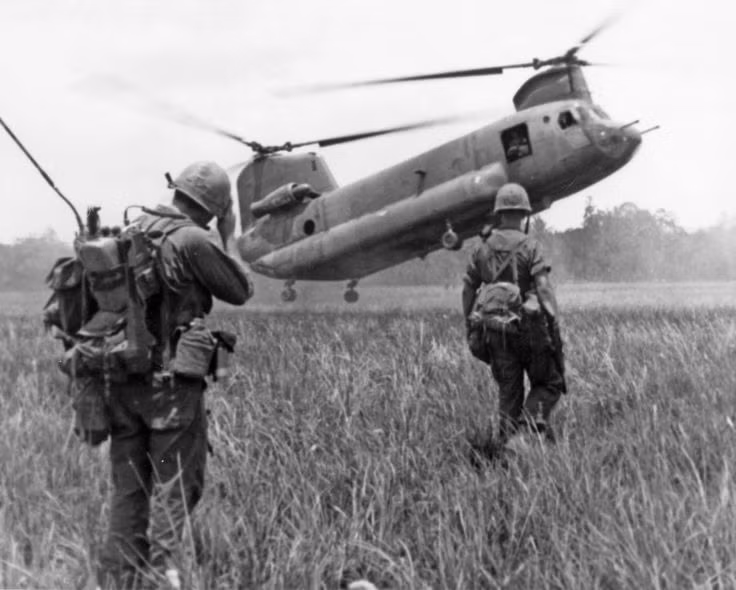 Trực thăng Chinook có phi hành đoàn 3 người bao gồm hai phi công và một kỹ sư bay. Nguồn ảnh: Pinterest.